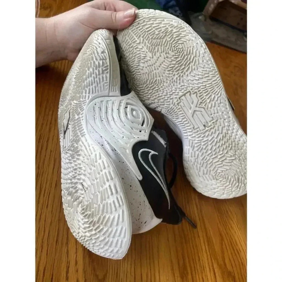Nike Zoom Kyrie 5 Basketball Shoes - Black/White - Size 8 Bin A - Picture 8 of 10